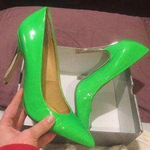 Green pointed pumps